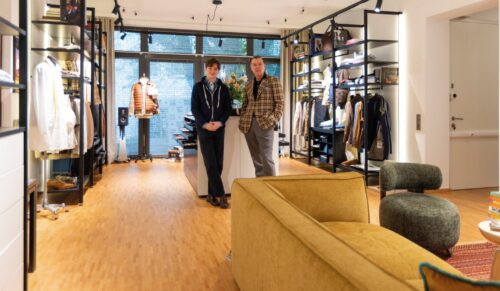 Lässige Clubatmosphäre: Michael Jondral und sein Sohn Jonathan (links) in ihrem Showroom. (Foto: Michael Jondral)