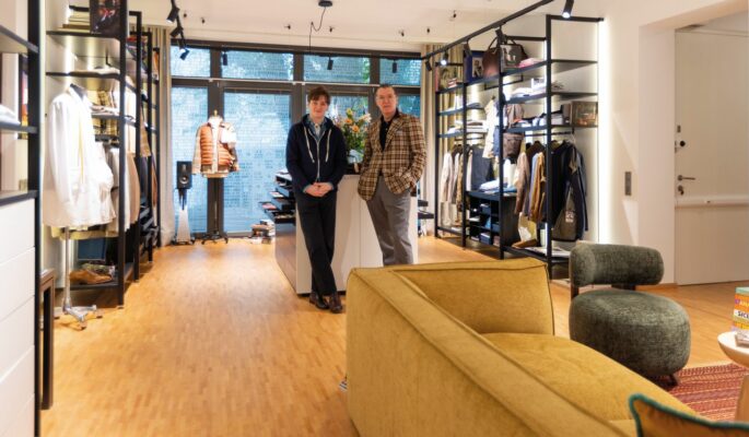 Lässige Clubatmosphäre: Michael Jondral und sein Sohn Jonathan (links) in ihrem Showroom. (Foto: Michael Jondral)