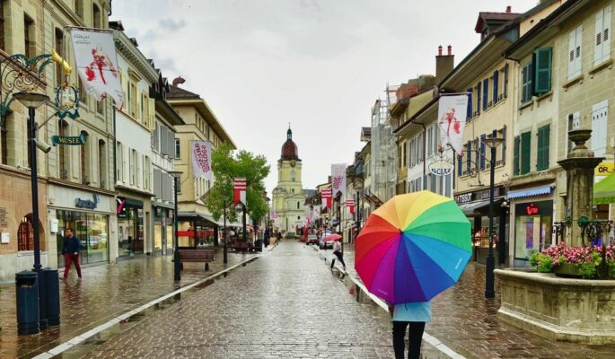 Der verregnete Juni hat für schlechte Umsätze bei den Komfortschuhhändlern gesorgt. (Foto: Pixabay)