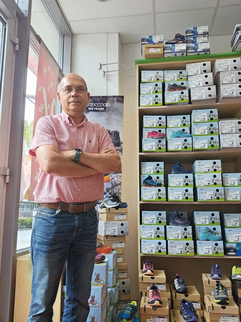 Ayhan Bazna von Passt – Der Kinderschuhladen ist der Überzeugung, dass sich stationäre Geschäfte mit Outdoor-Themen auszeichnen können. (Foto: Passt – Der Kinderschuhladen)