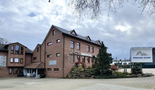 Optisch erinnert das großzügige Schuhhaus Oberhösel in Mülheim-Saarn eher an ein Wohngebäude. 80 Parkplätze gibt es hier für die Kunden und Kundinnen.  (Fotos: Redaktion)