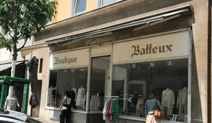 Die alte Theke ist das Markenzeichen von Boutique Batteux, seit 46 Jahren im Lorettoviertel. (Foto: Redaktion)