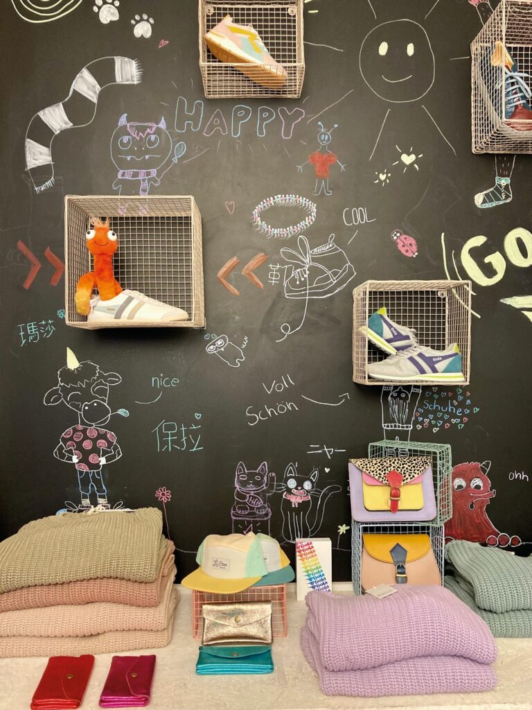 Mit stylischer Mode und einer Ansprache auf Augenhöhe fühlen sich die älteren Kinder im räumlich getrennten „Shopinshop“ mit ihren Interessen ernstgenommen. (Foto: Kinderschuhladen)