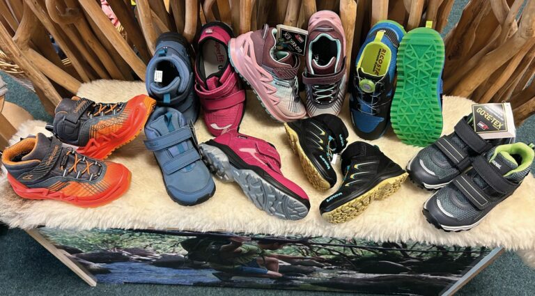 Outdoor ist ein wichtiger Teil im Geschäft von Monika Elles, Auch Outdoor-Kleidung wird hier verkauft. Manche Eltern kommen bewusst für die Funktionskleidung zu Der Kleine Schuh. (Foto: Der Kleine Schuh)