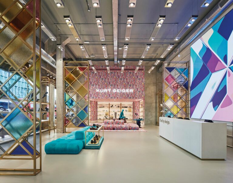 Spiel mit Farben und Formen: Kurt Geiger an der Londoner Oxford Street (Foto: Kurt Geiger/Hufton Crow)