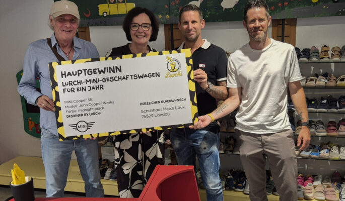 von links: Michael Schwab (Manager Sales Lurchi), Heike Laux (Gewinnerin Mini), Markus Schnersch (Manager Sales Lurchi)  und Dennis Schmidt (Head of Marketing) Foto: Supremo