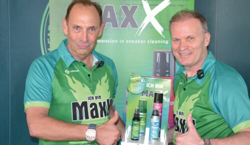 Der geschäftsführende Gesellschafter Frank Becker (links) und Head of Marketing Karl Domoracky stellen die neue Produktgruppe Maxx vor. (Foto: Collonil)