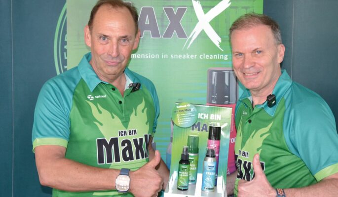 Der geschäftsführende Gesellschafter Frank Becker (links) und Head of Marketing Karl Domoracky stellen die neue Produktgruppe Maxx vor. (Foto: Collonil)