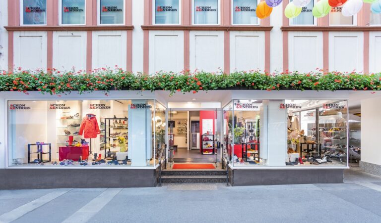 Die großzügige Schaufensterfront gibt einen Einblick in das umfangreiche Angebot. (Foto: Schön & Endres)
