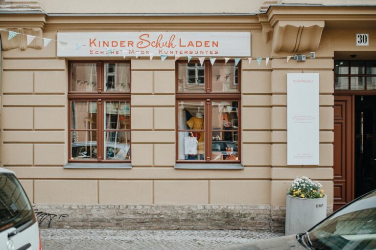 In der Gutenbergstraße in Potsdam verspricht der Kinderschuhladen Schuhe, Mode und Kunterbuntes. (Foto: Kinderschuhladen)