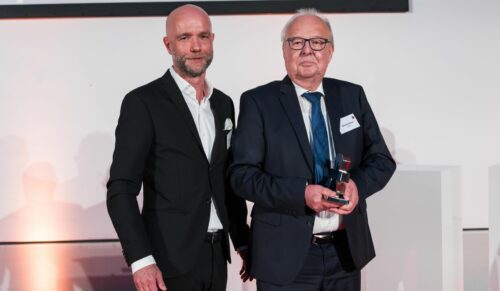 Willehad Bauer von Waldläufer, der Preisträger des schuhkurier AWARD 2024 – Hersteller des Jahres, gemeinsam mit Laudator und Juror Philipp Niemann. (Foto: Kim Fotografie)