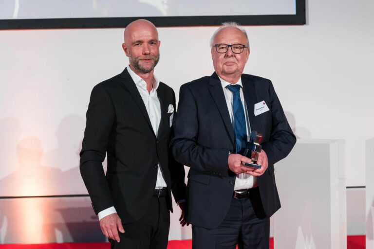 Willehad Bauer von Waldläufer, der Preisträger des schuhkurier AWARD 2024 – Hersteller des Jahres, gemeinsam mit Laudator und Juror Philipp Niemann. (Foto: Kim Fotografie)