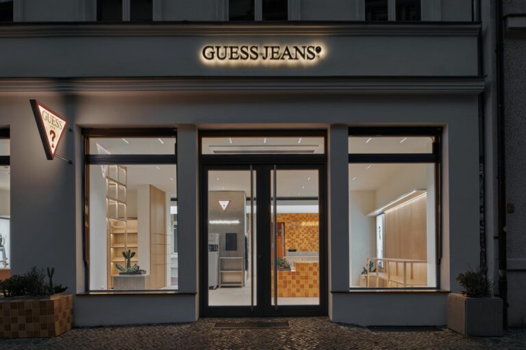 Im Juli eröffnete Guess in Berlin einen neuen Jeans-Store. Insgesamt führt das Unternehmen in Deutschland und Österreich 32 Geschäfte. (Foto: Guess)