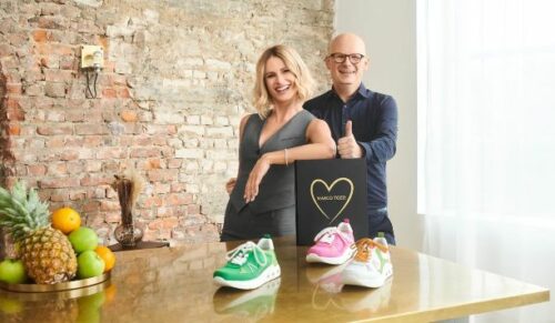 Marco Tozzi arbeitet für den italienischen Markt mit Michelle Hunziker zusammen. Im Bild: Die Moderatorin mit Marco Tozzi-Geschäftsführer Christian Böhm. (Foto: Marco Tozzi)