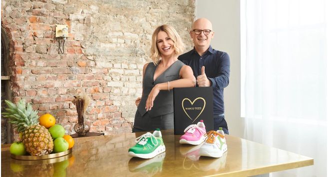 Marco Tozzi arbeitet für den italienischen Markt mit Michelle Hunziker zusammen. Im Bild: Die Moderatorin mit Marco Tozzi-Geschäftsführer Christian Böhm. (Foto: Marco Tozzi)