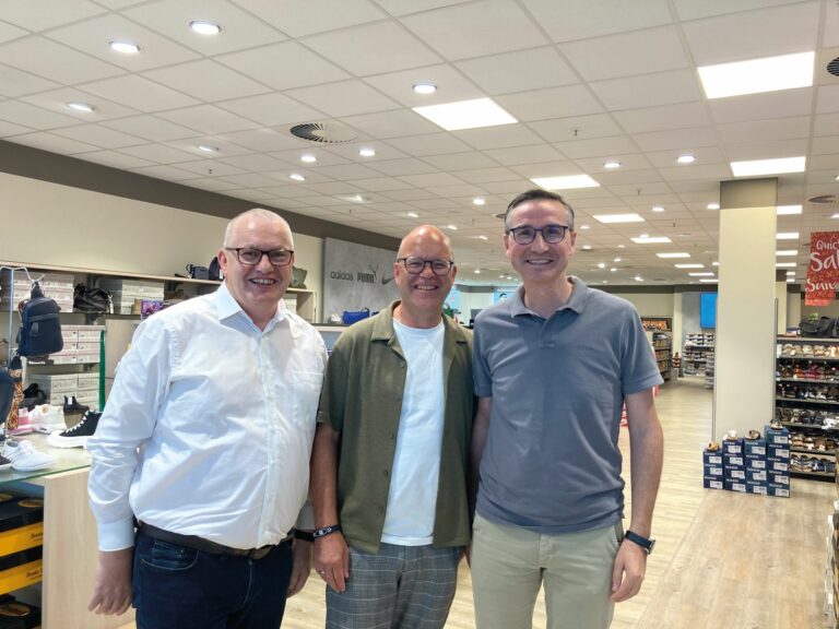 Quick Schuh-Berater Burkart Sprecher, Konzeptleiter Johannes Schnütgen und der Aschaffenburger Quick Schuh-Händler Steffen Leister. (Foto: Redaktion)
