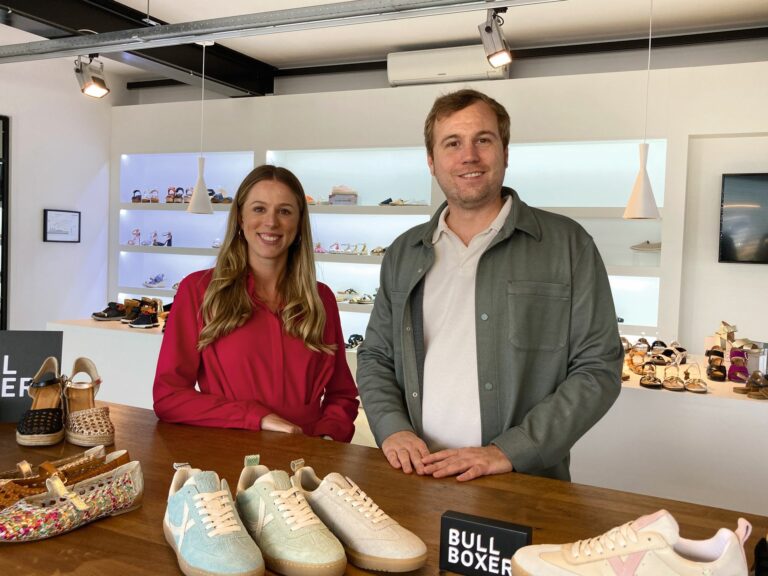 Lisa Schmitz, Brandmanager Bullboxer, und Michael Müller,  CEO Henkelman, im Showroom am Unternehmenssitz in Weert (Foto: Redaktion)
