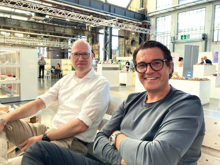 Rückkehr zur Shoes in Düsseldorf: Dr. Stefan Rassau und Sascha Müller am Messestand von Ara (Foto: Redaktion)
