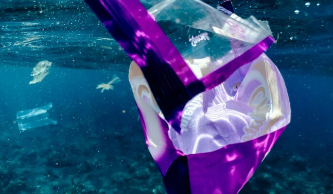 Immer mehr Kunststoff belastet die Weltmeere und wird zu Mikroplastik. Die Modebranche hat daran erheblichen Anteil. (Foto: Unsplash/Naja Bertolt-Jensen)