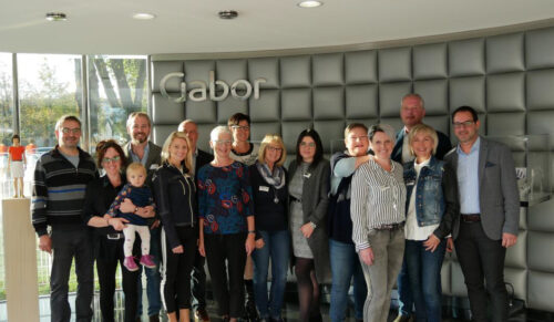 Schuhmode Peterseil: Familie Mitterhauser und Familie Blaha mit ihrem Team in der Gabor-Zentrale in Rosenheim im Jahr 2018 (Foto: Gabor)
