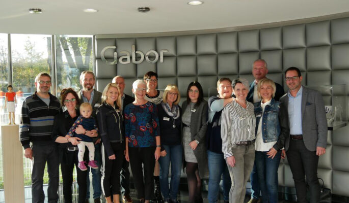 Schuhmode Peterseil: Familie Mitterhauser und Familie Blaha mit ihrem Team in der Gabor-Zentrale in Rosenheim im Jahr 2018 (Foto: Gabor)