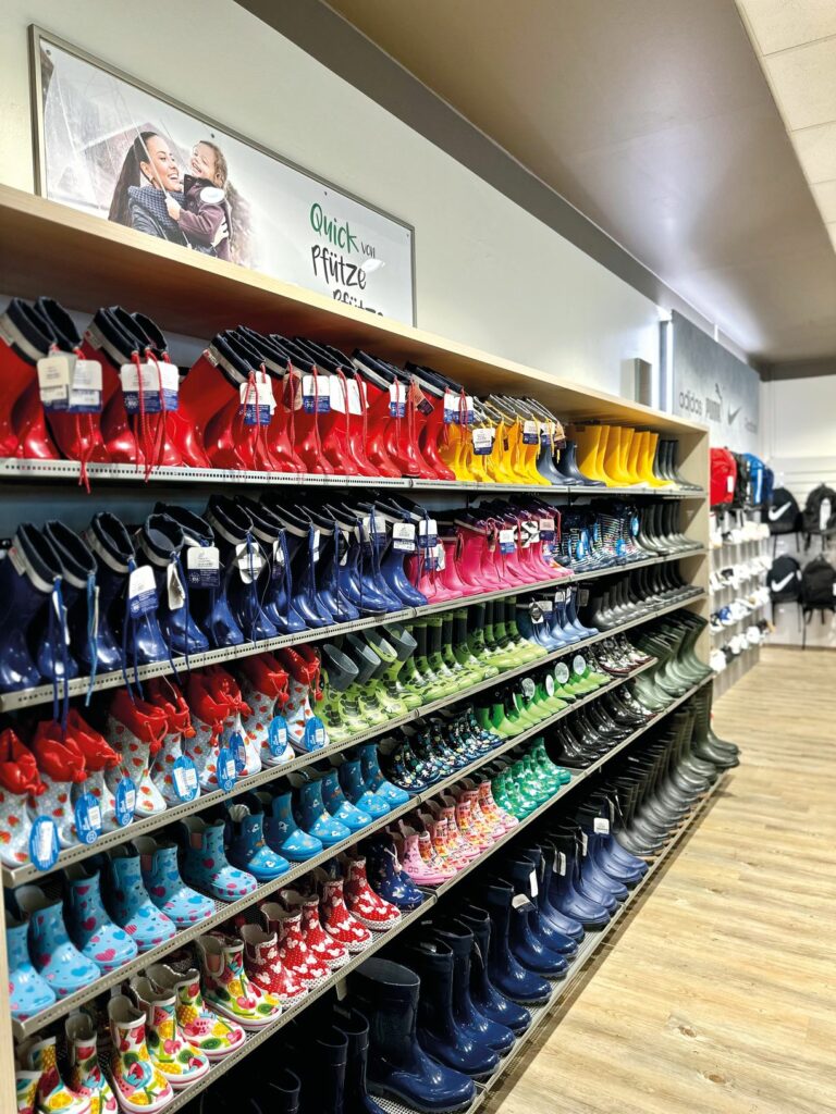 Für die ganze Familie: Das Quick Schuh-Konzept versteht sich als Nahversorger mit Schuhen für Damen, Herren und Kinder sowie Furnituren, Accessoires und in Teilen auch Mode. (Foto: Quick Schuh)