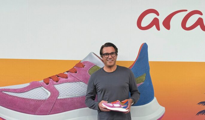Dr. Stefan Rassau, CEO von Ara, kurz nach seinem Antritt auf der Messe Shoes in Düsseldorf. Er präsentierte die neue Kollektion und stellte sich gemeinsam mit CFO Sascha Müller den Fragen zum Neustart. (Foto: Ara)