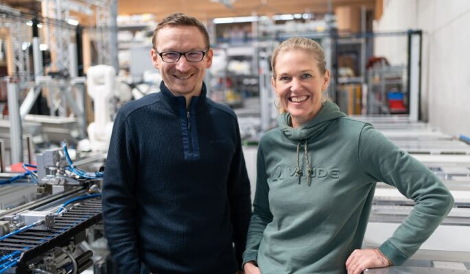 Philipp Schwarz, Leiter der Manufaktur, und Vaude-Geschäftsführerin Antje von Dewitz. (Foto: Vaude)
