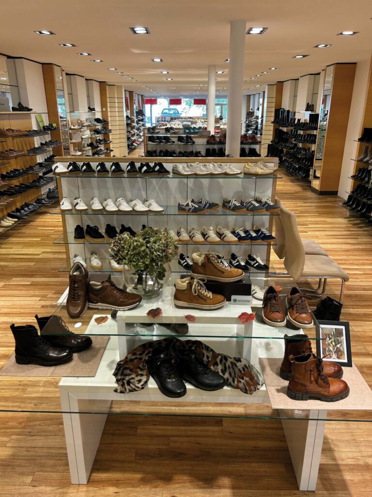 Bei Mengedoht finden Kundinnen und Kunden eine große Auswahl aus vielen Warengruppen. (Foto: Schuhhaus Mengedoht)