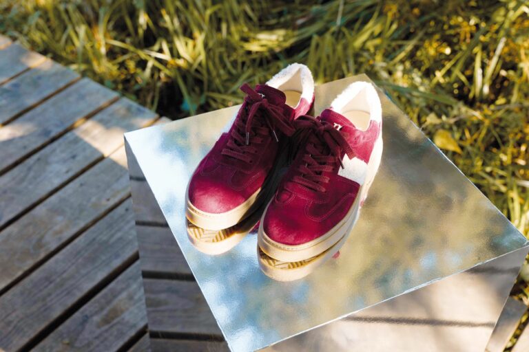 Sneaker gehen jetzt in ruhigeren, warmen Farben und gern mit attraktiven Details: hier in Bordeaux mit Fake-Fur-Ausstattung (Foto: Paul Green)