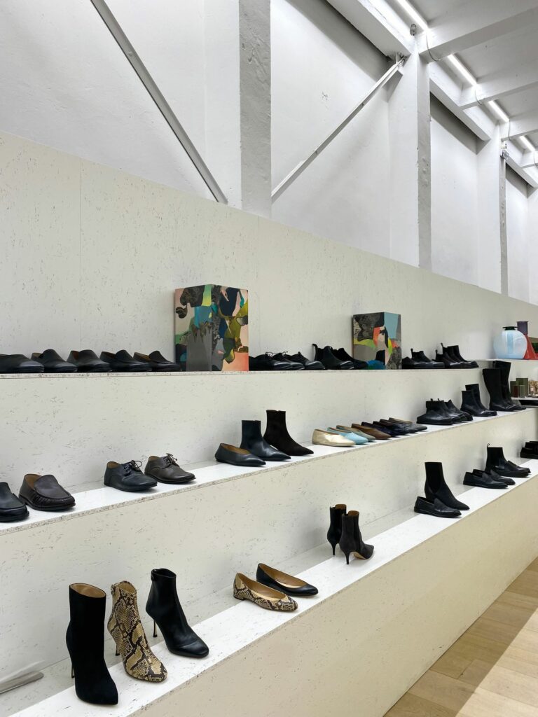 Das Gros der Schuhe wird über die Breite der Rückwand hinweg präsentiert. (Foto: Andreas Murkudis)