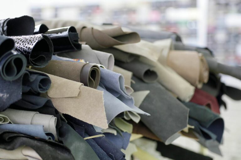 Das umfangreiche Materiallager befindet sich ebenfalls in den Produktionshallen in Haßfurt. (Foto: Finn Comfort)