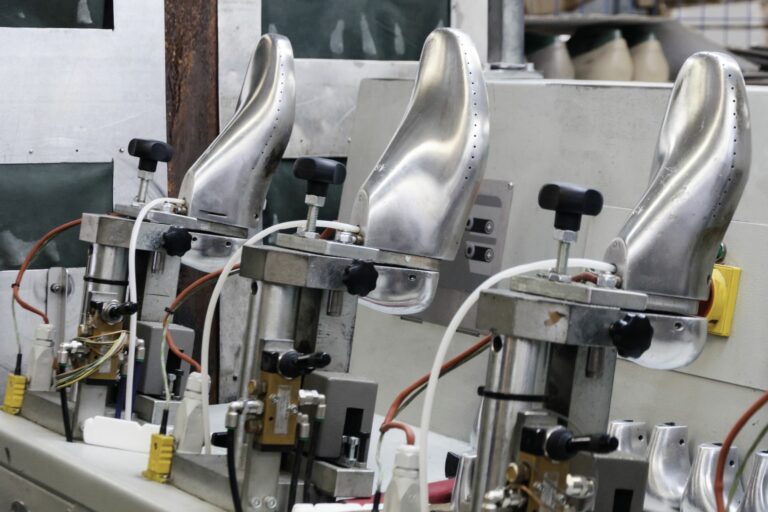 Die Produktion von Schuhen ist komplex und benötigt viele Materialien und Arbeitsschritte. Dementsprechend schwierig ist es, Schuhe zertifizieren zu lassen. (Foto: Adobe Stock)