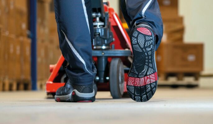 Für Außen- und Zwischensohle mussten Lösungen gefunden werden, um auch als Barfußschuh die Vorgaben zur Zertifizierung zu erfüllen. (Foto: Baak)