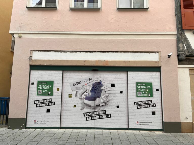 In der Platzgasse in Ulm wird die Eröffnung des neuen Kybun Joya-Stores bereits angekündigt. (Foto: Kybun Joya)