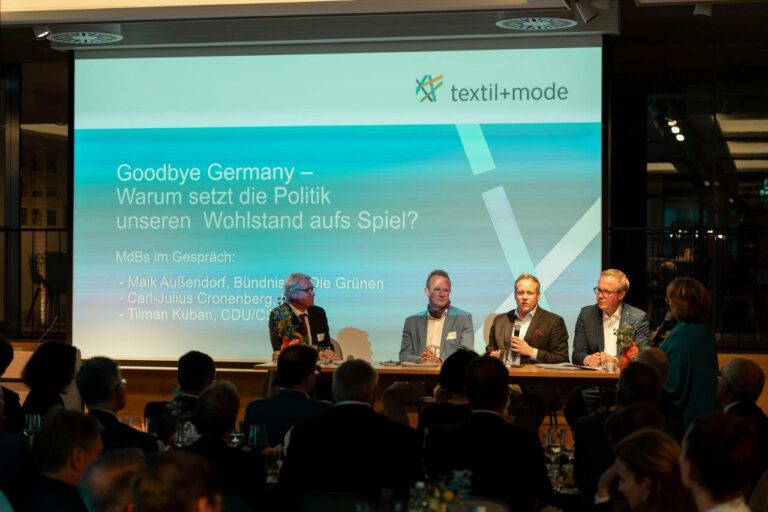 Podiumsdiskussion mit Mitgliedern des Bundestages. Foto: Gesamtverband Textil+Mode/Sophie Christ)