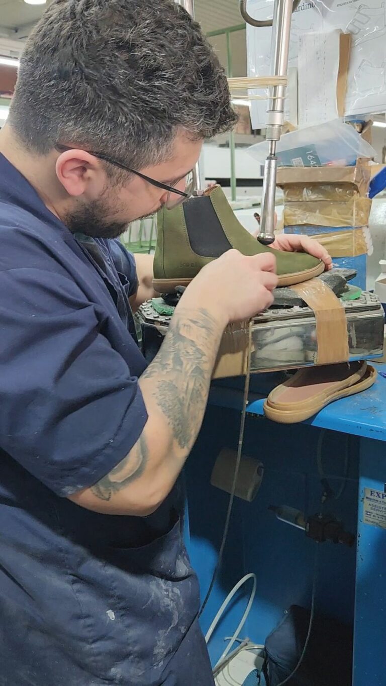 Stefanie Steinert hat die Produktionsstätte von Koel besucht und ihren Kundinnen und Kunden nahbar gemacht, wie aufwändig die Produktion von Schuhen ist. (Foto: Freizehn)