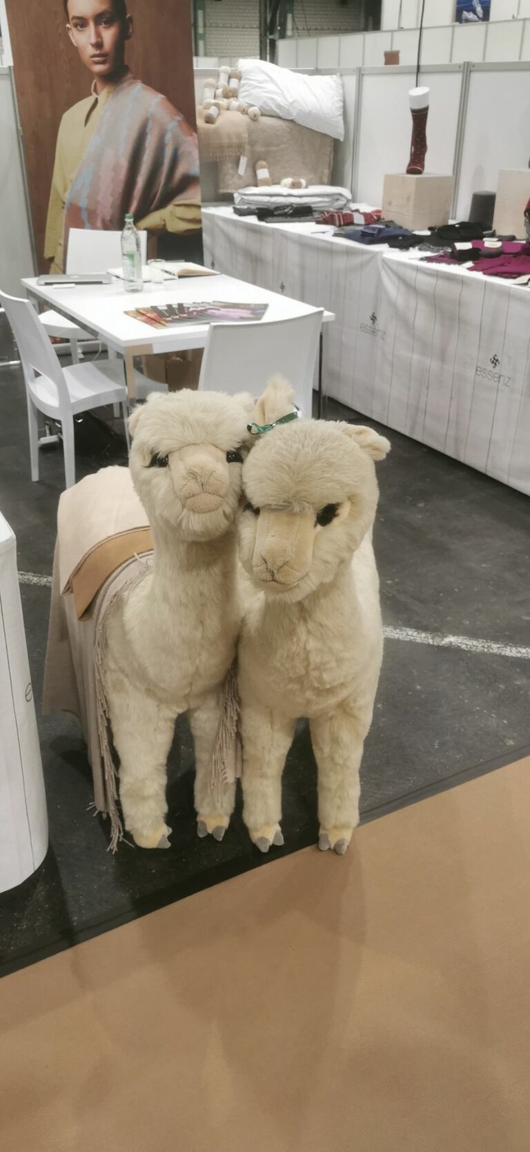 Auffällige und flauschige Dekoration kann Messebesucher auf den Stand locken.  (Foto: Redaktion)