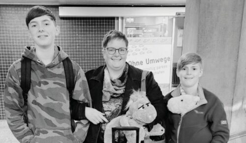 Freizehn-Gründerin Stefanie Steinert mit ihren Kindern. Die Suche nach Barfußschuhen für sie war vor zehn Jahren noch deutlich komplizierter. (Foto: Freizehn)