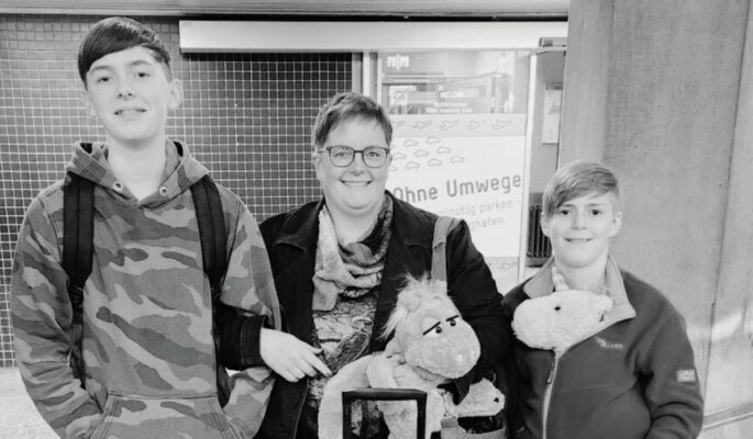 Freizehn-Gründerin Stefanie Steinert mit ihren Kindern. Die Suche nach Barfußschuhen für sie war vor zehn Jahren noch deutlich komplizierter. (Foto: Freizehn)
