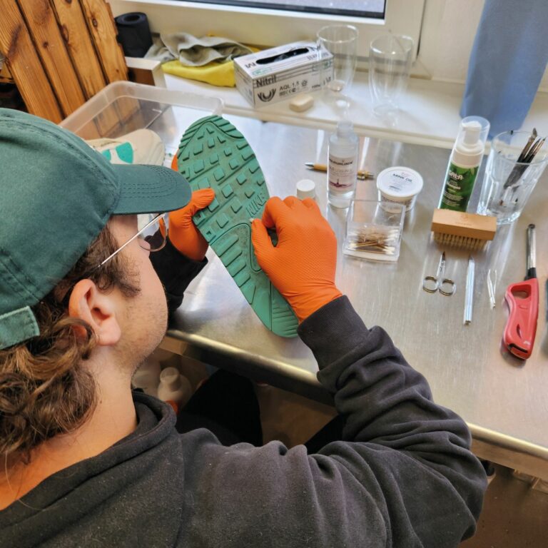 Die Sneaker Cleaner bearbeiten die Sohle in Handarbeit. (Foto: Foxbox)