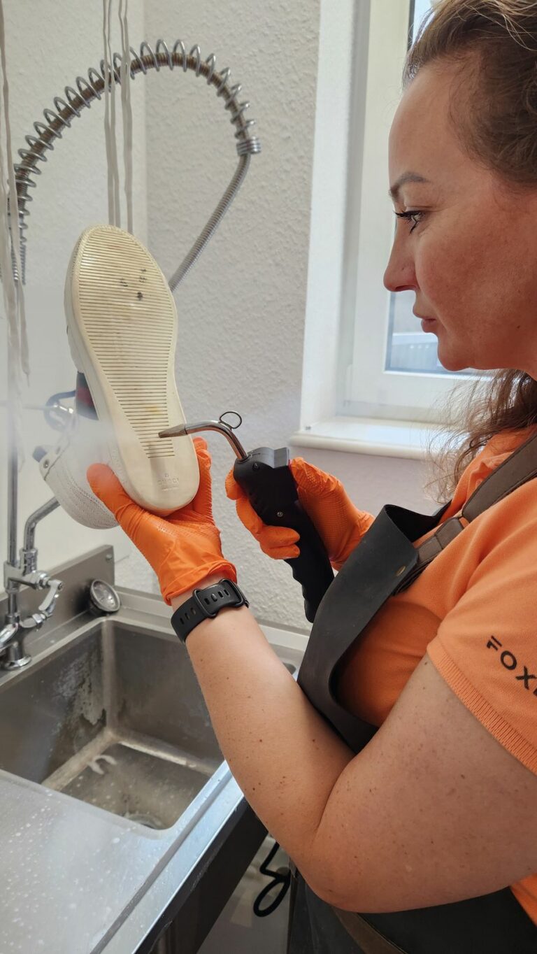 Stefanie Fuchs-Bornscheuer achtet bei der Reinigung pedantisch auf jedes Detail. (Foto: Foxbox)