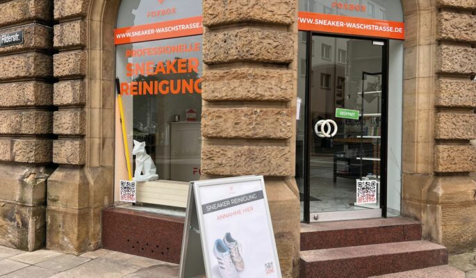 Traum erfüllt: Stefanie Fuchs-Bornscheuer und ihre Sneaker-Waschstraße (Foto: Foxbox)
