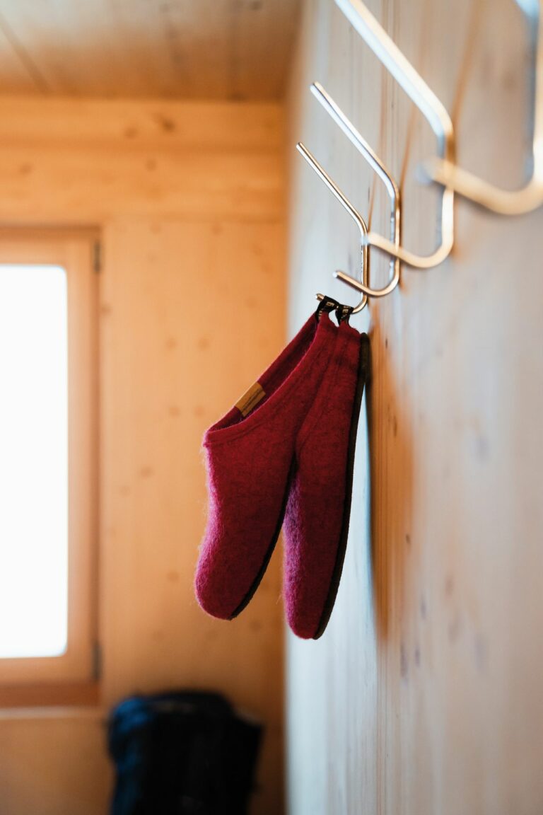 Der Cabin Loafer kann mit der Schlaufe zuhause oder am Rucksack aufgehängt werden. (Foto: Hanwag)