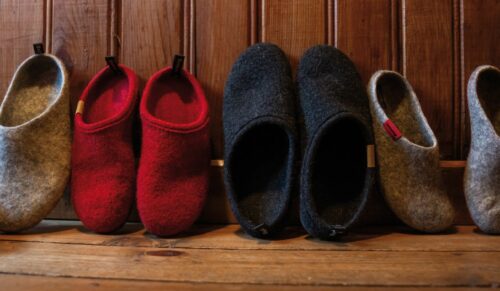 Die Schuhhersteller Hanwag aus dem bayerischen Vierkirchen und Gottstein aus Ötztal-Bahnhof in Tirol haben gemeinsam eine neue Kollektion an Hüttenschuhen präsentiert. (Foto: Hanwag)