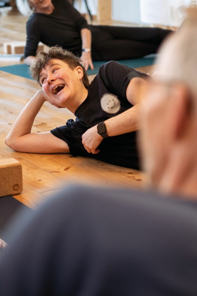 Schmerzfreie Bewegung macht Spaß: In ihrer Bewegungsschule gibt Lena Wiewell Anleitungen für das Training der Fußmuskulatur. (Foto: Simon Hölscher)