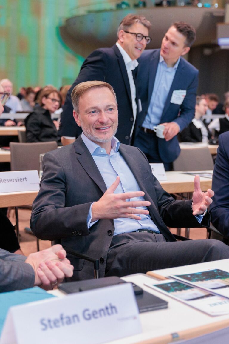 Gute Stimmung im Boys’ Club: HDE-Hauptgeschäftsführer Stefan Genth ,„der Bürger“ Christian Lindner und HDE-Präsident Alexander von Preen (Foto: HKD/Jörg Sarbach)