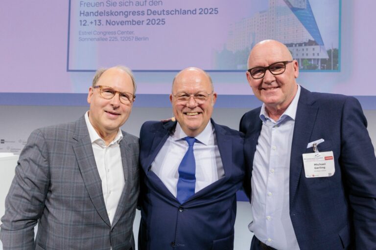 Das Gastgeber-Trio aus HDE-Hauptgeschäftsführer Stefan Genth, HDE-Präsident Alexander von Preen und EHI-Geschäftsführer Michael Gerling (Foto: HKD/Jörg Sarbach)