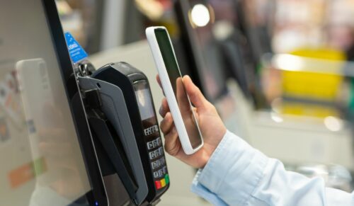 Das Bezahlen per Smartphone wird immer beliebter. (Foto: Adobe Stock)