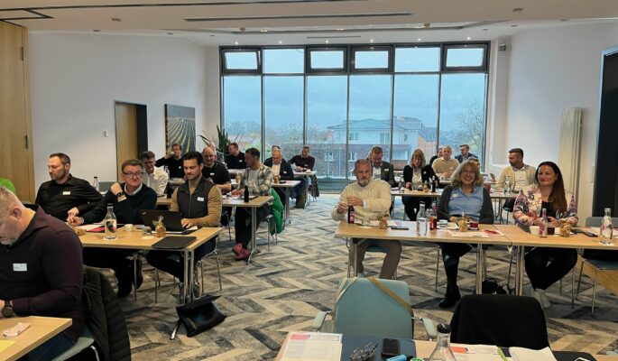 Die Händlerinnen und Händler beim Etos-Kundentag diskutierten mit den Referenten und tauschten Erfahrungen aus. (Foto: Redaktion)